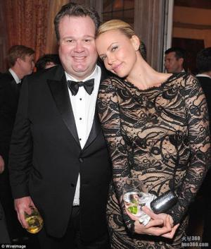 Charlize Theron与《摩登家庭》男星Eric Stonestreet约会？