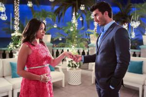 谁挡在《处女贞的孕事录 Jane the Virgin》的Jane 和 Rafael之间？